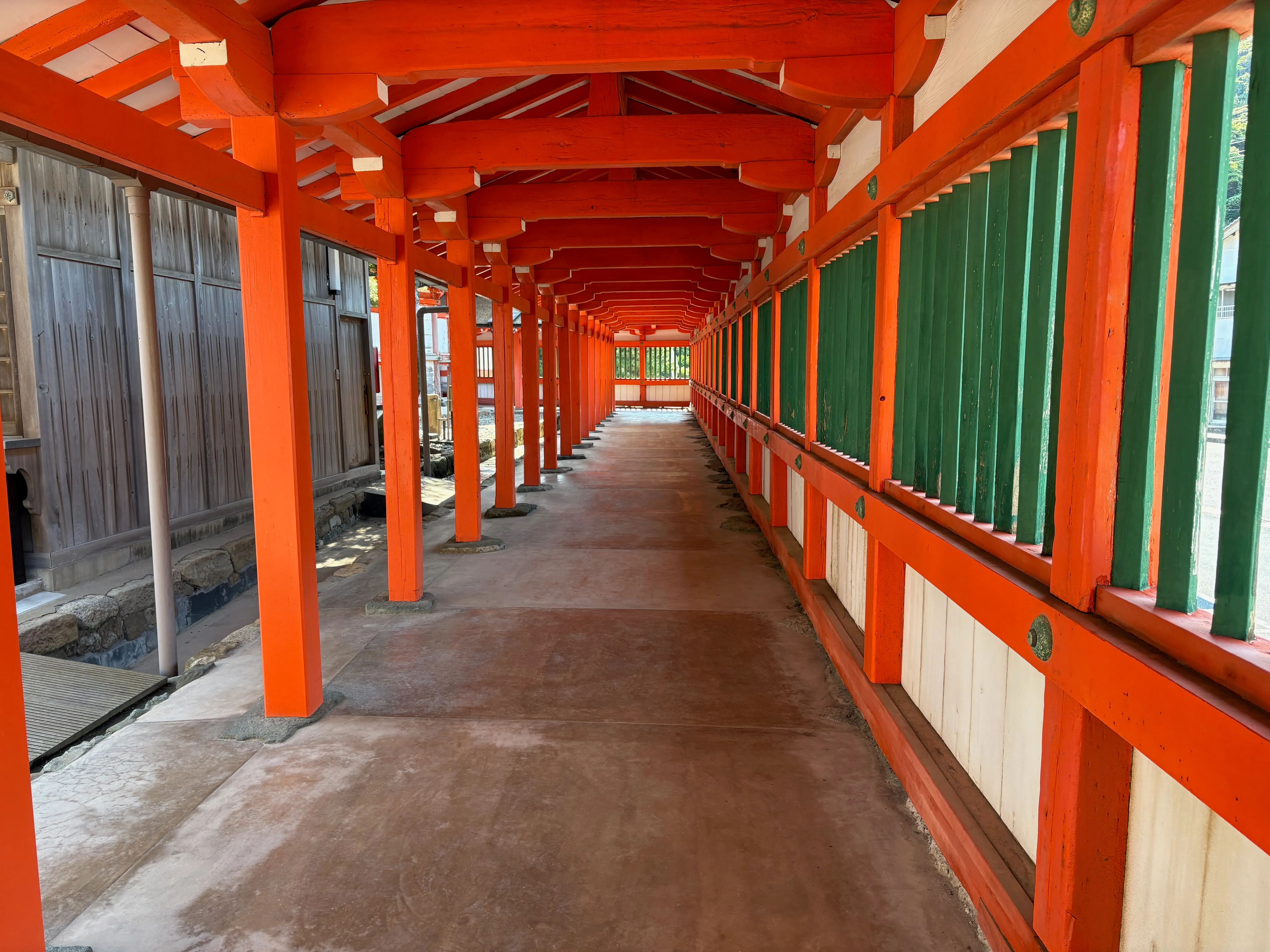 朱色の回廊。鮮やかな朱と緑のコントラストが美しい。