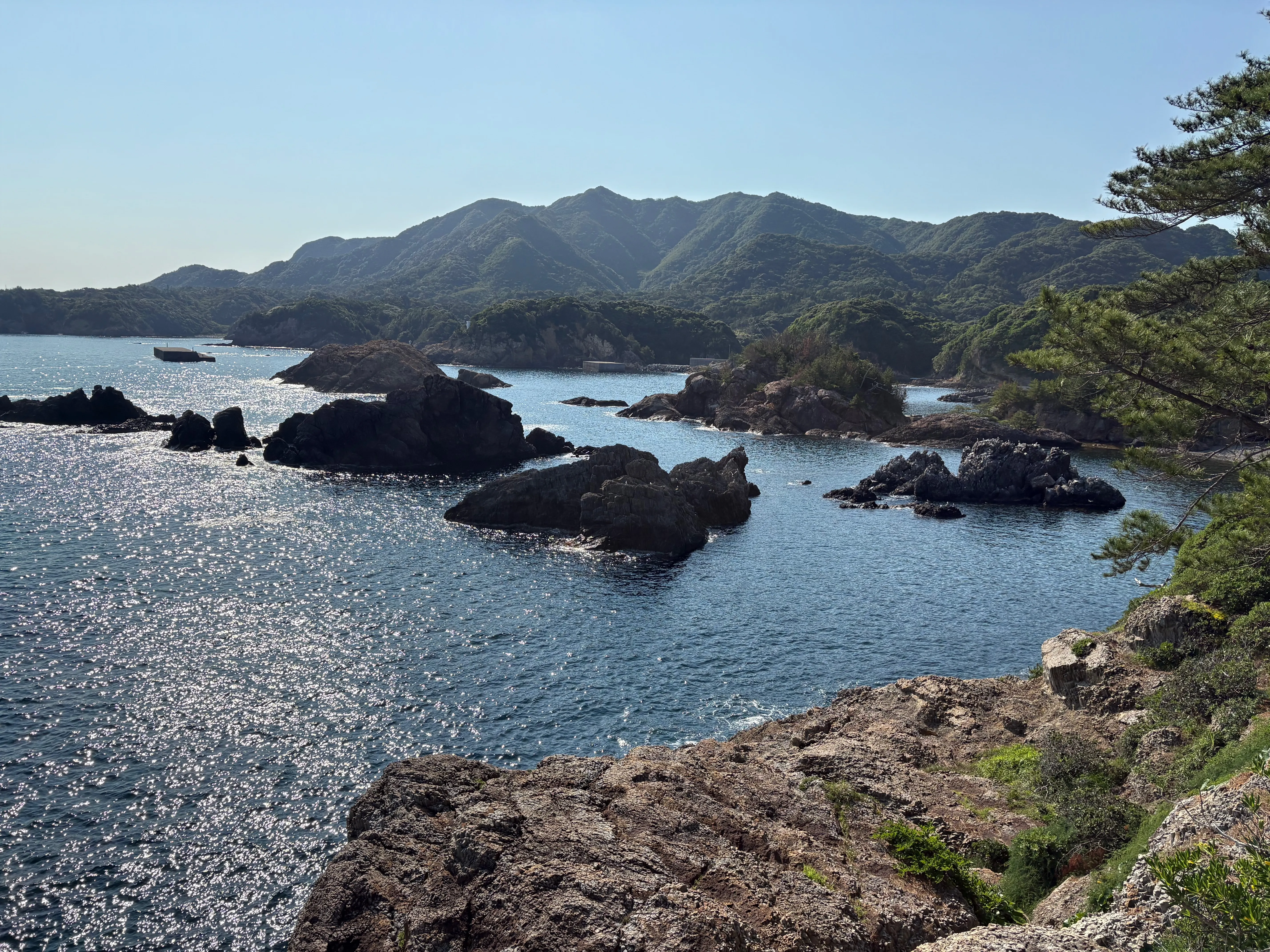 出雲松島。大小の岩の島が青い海に点々と浮かぶ。