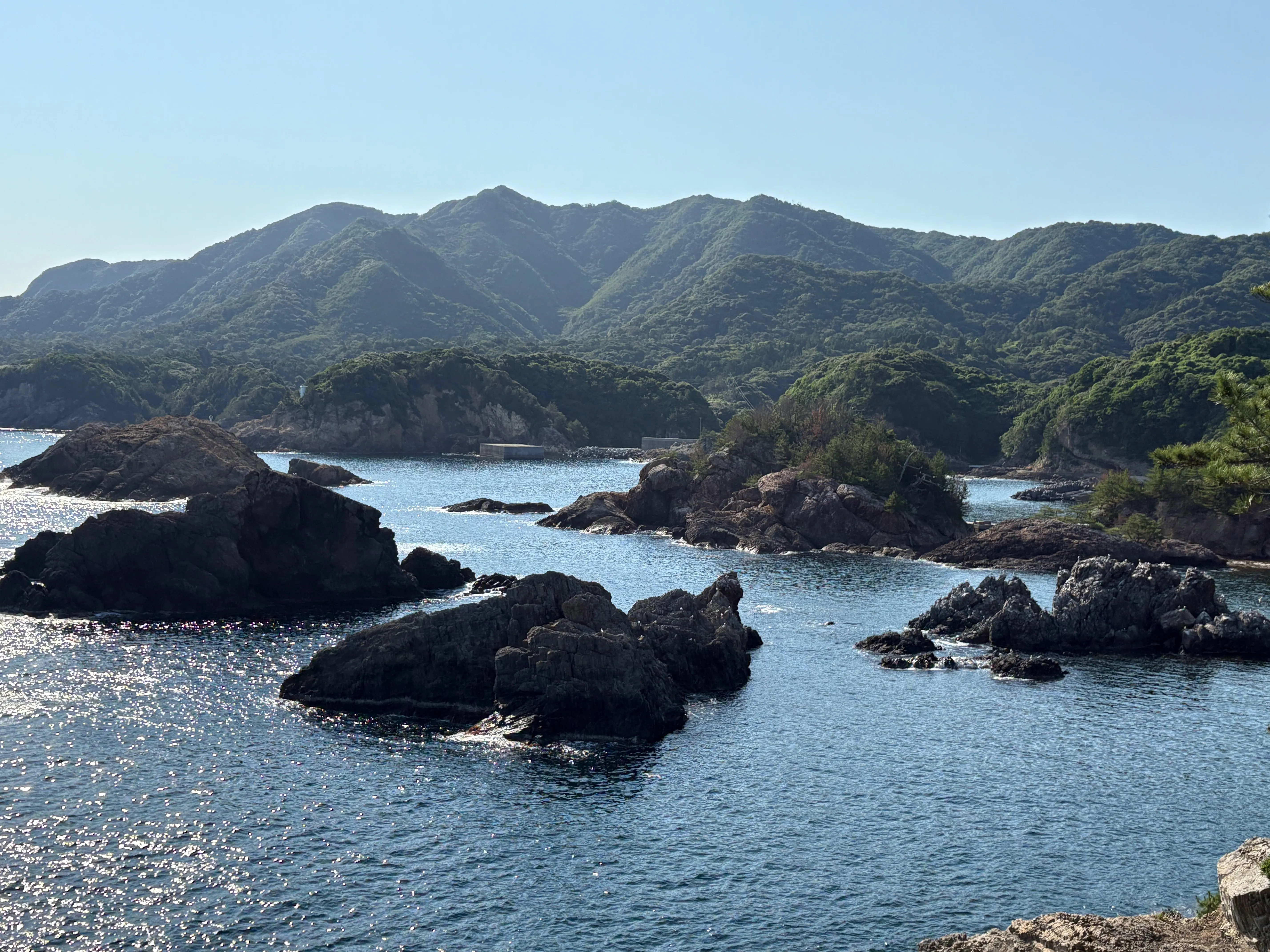 出雲松島の岩の島々。緑をのせた岩が連なる。