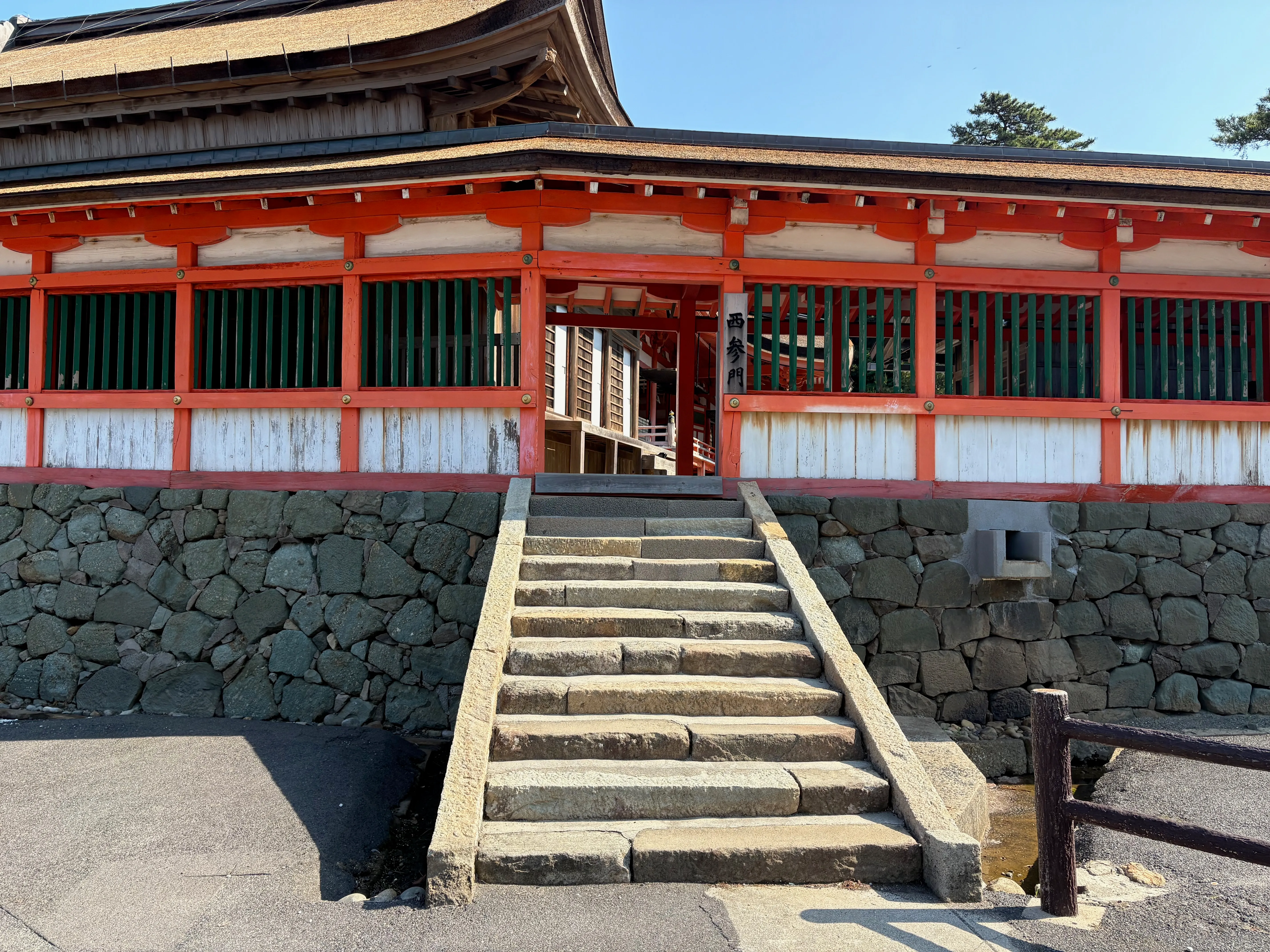日御碕神社の朱色の楼門と社殿。