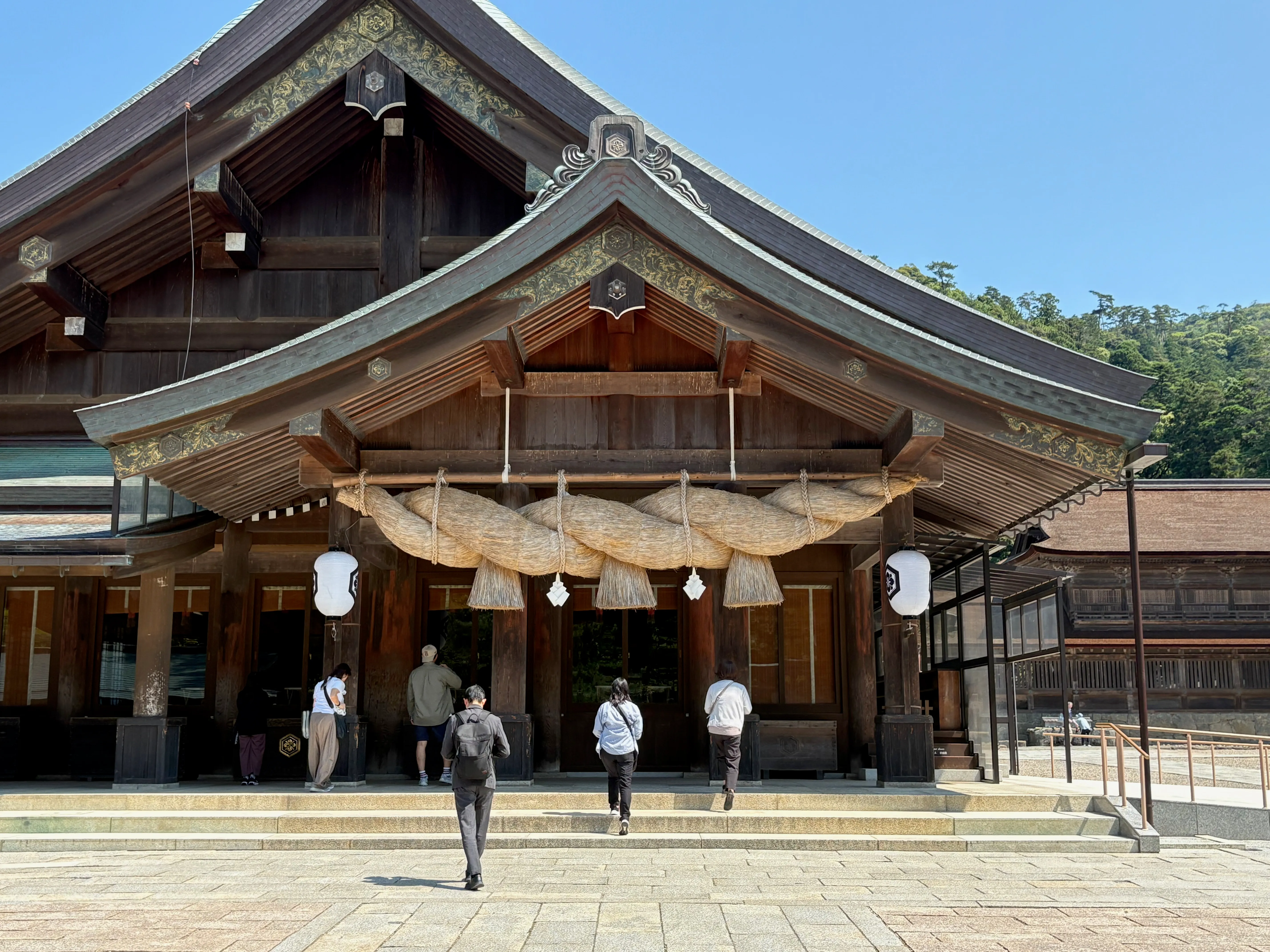 出雲大社の拝殿。どっしりとした大しめ縄が掛かる。