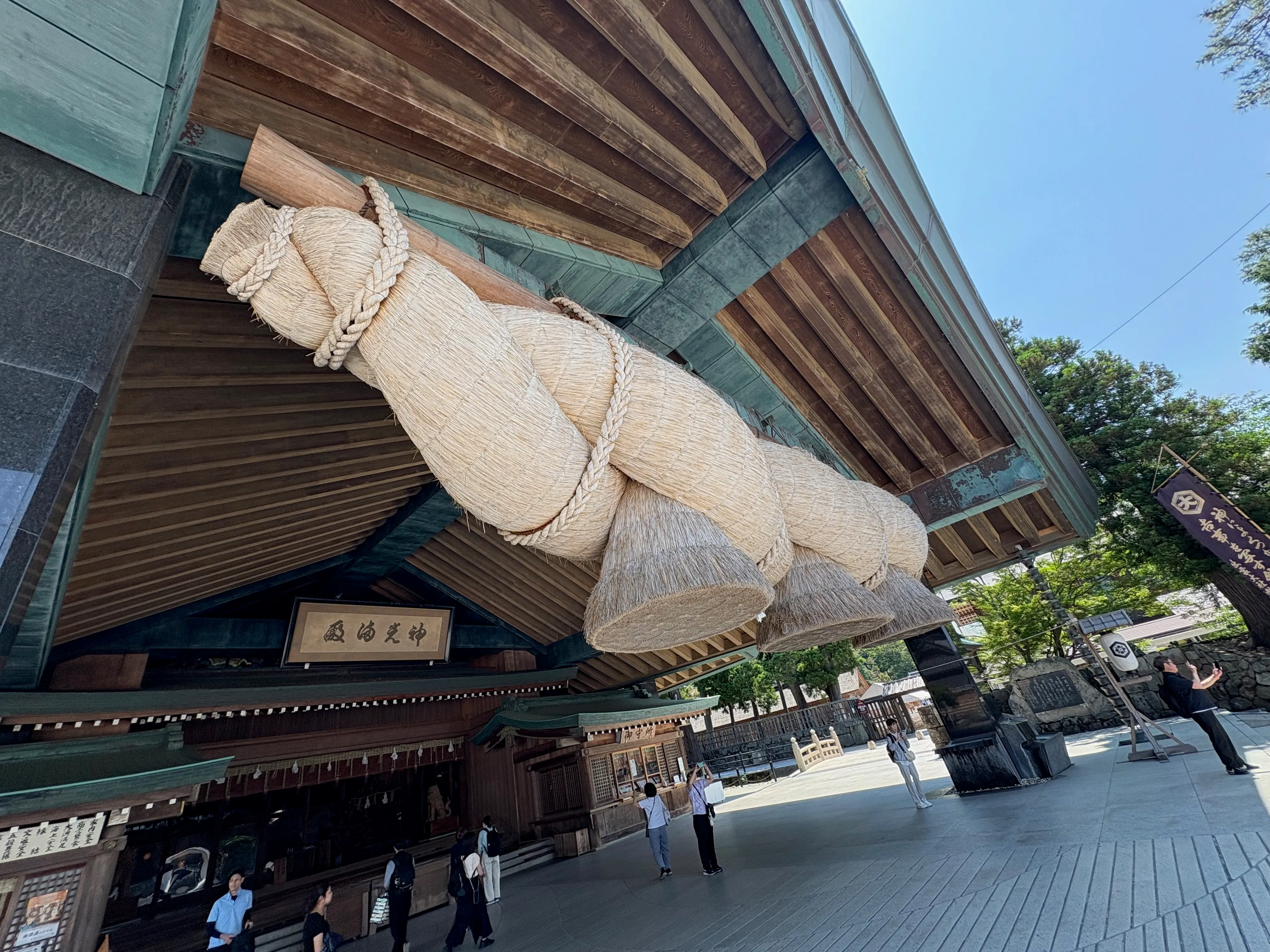 神楽殿の巨大なしめ縄。圧倒される大きさだ。