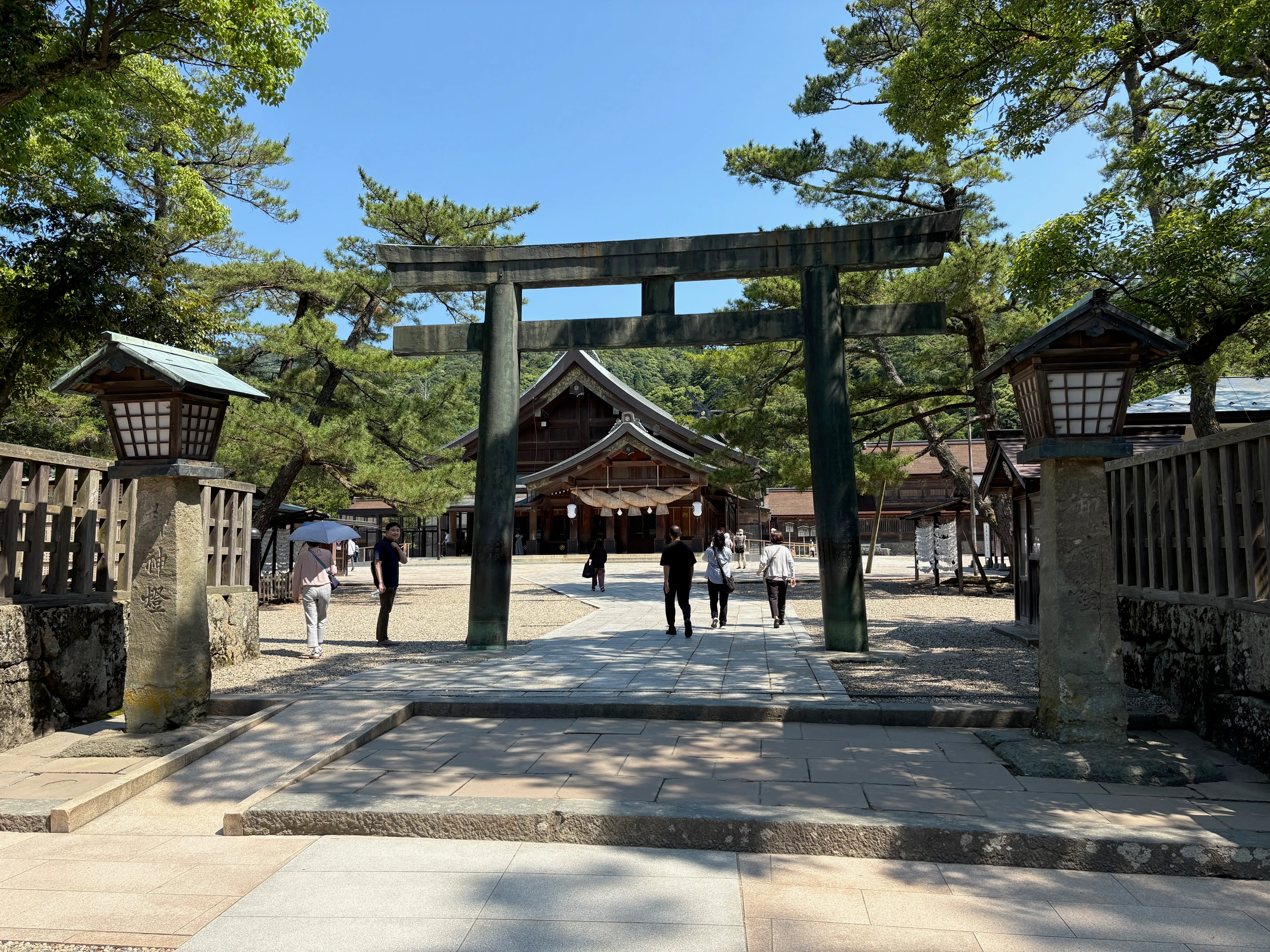 出雲大社の鳥居と参道。快晴の空が広がる。
