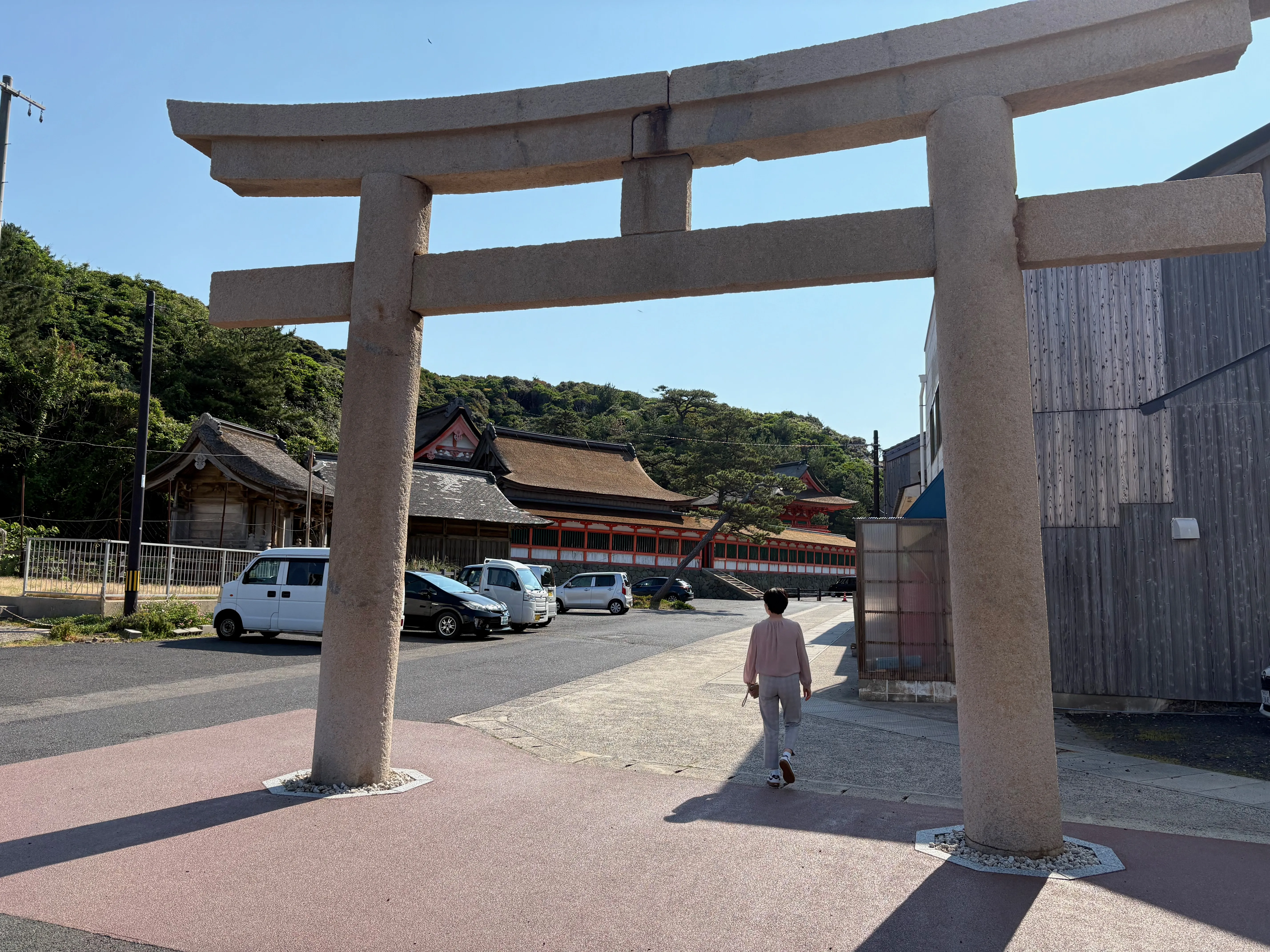 日御碕神社の鳥居。朝の光のなかに立つ。