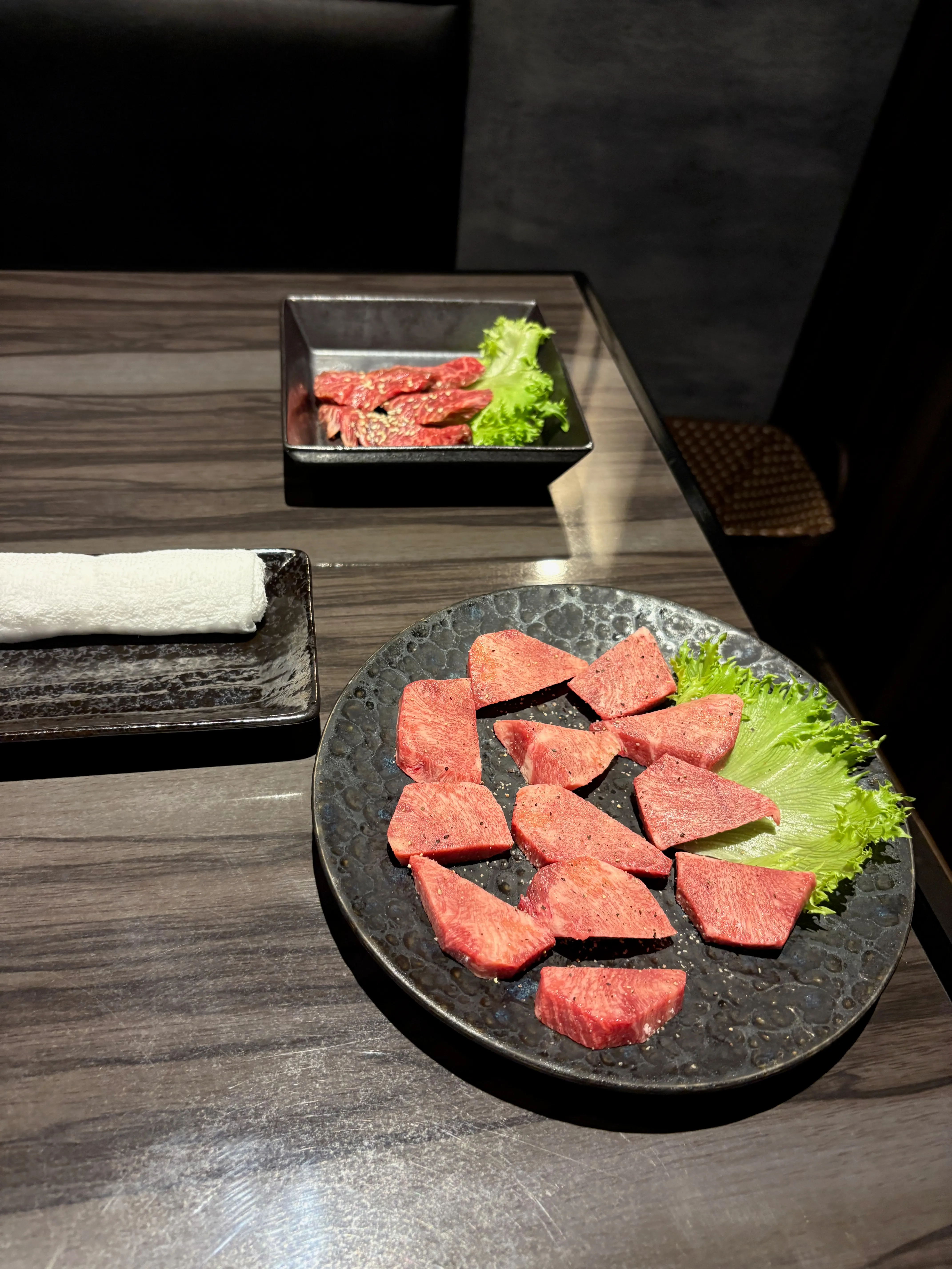 焼肉。霜降りの肉が、美しく皿に並ぶ。