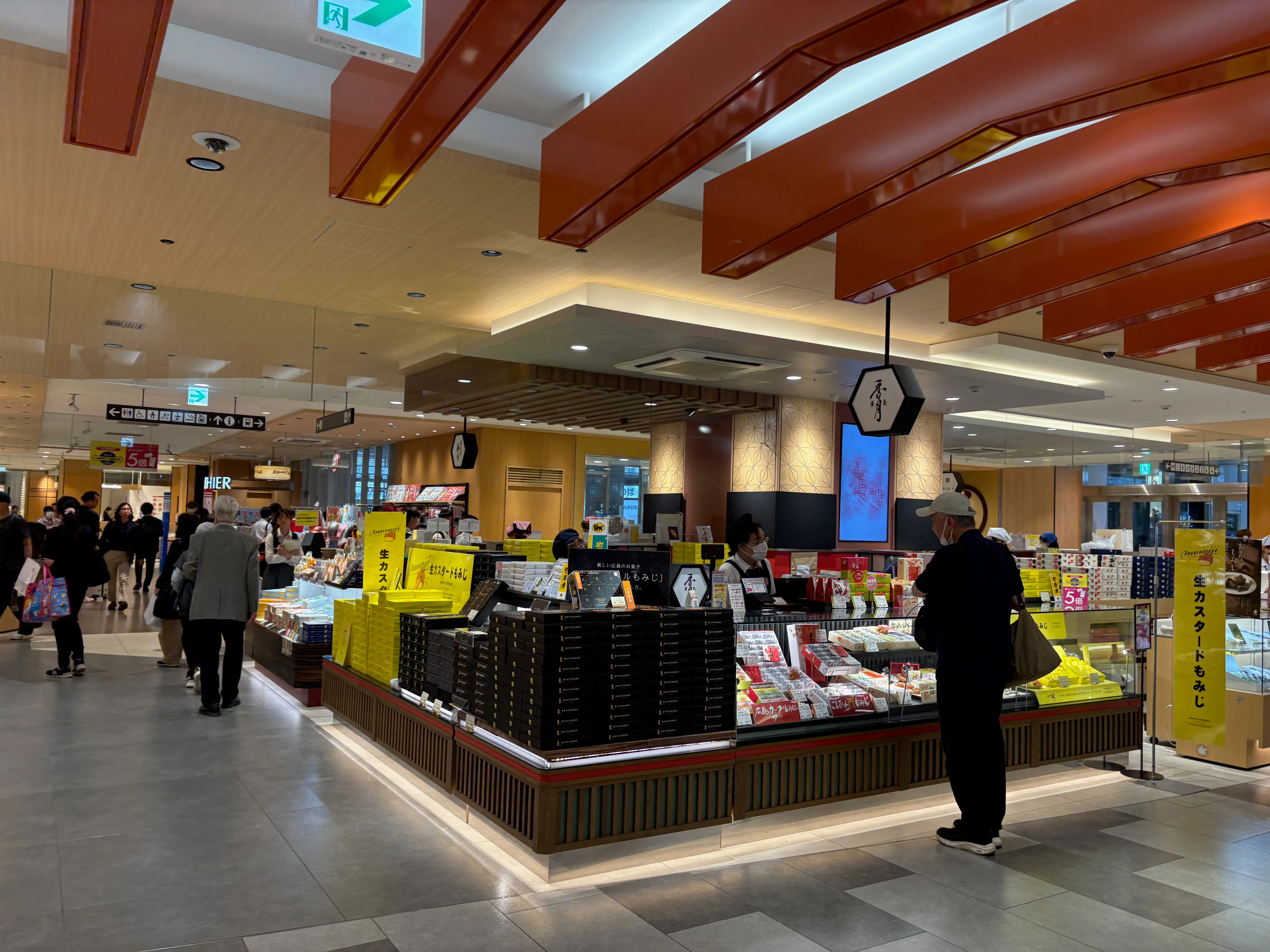広島駅の土産物店。もみじ饅頭などが並ぶ。