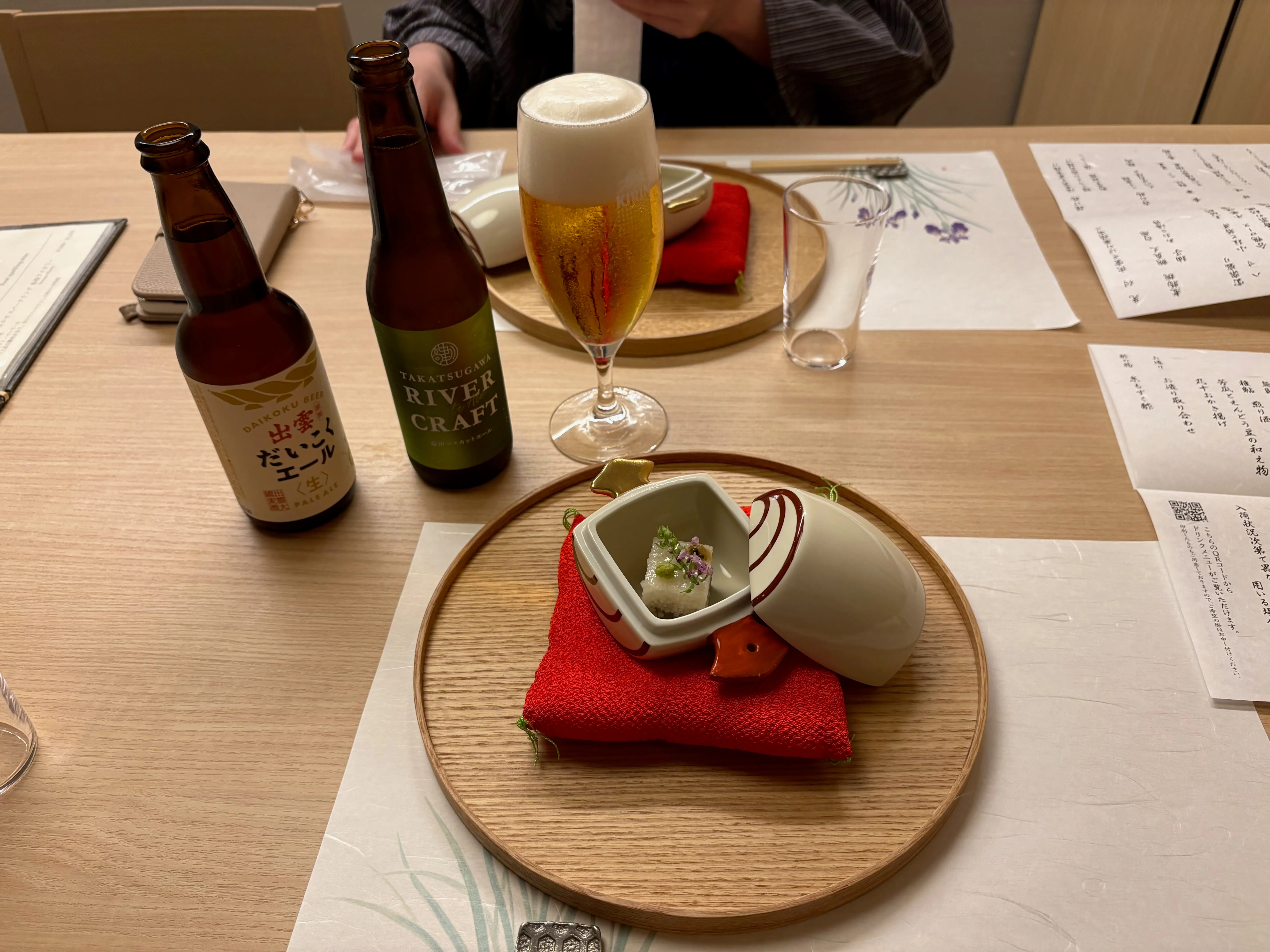 界 出雲の夕食。地のものを使った料理と、ビール。
