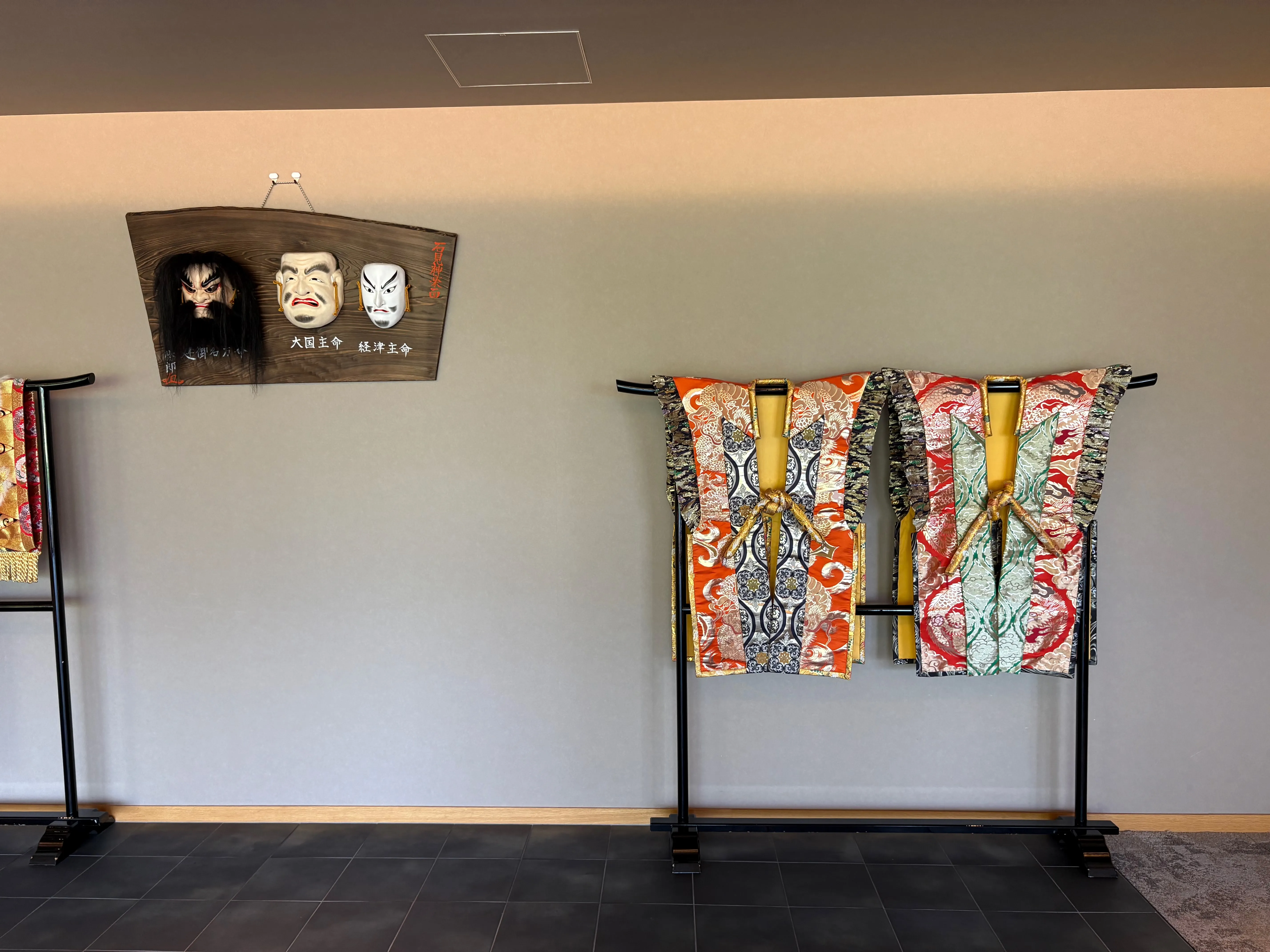 石見神楽の衣装。きらびやかな刺繍がほどこされた装束と面。