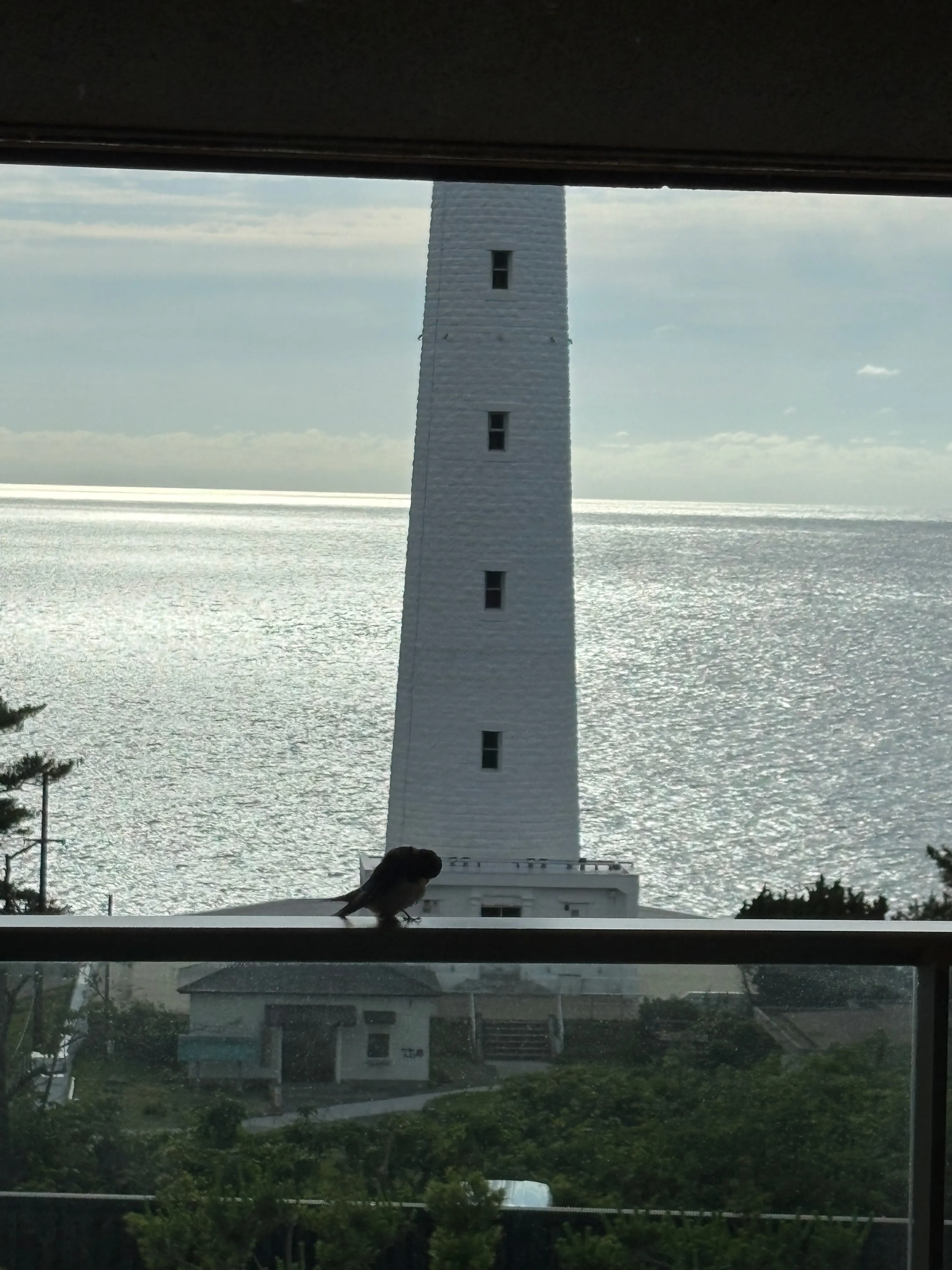 日御碕灯台と、青く広がる海。