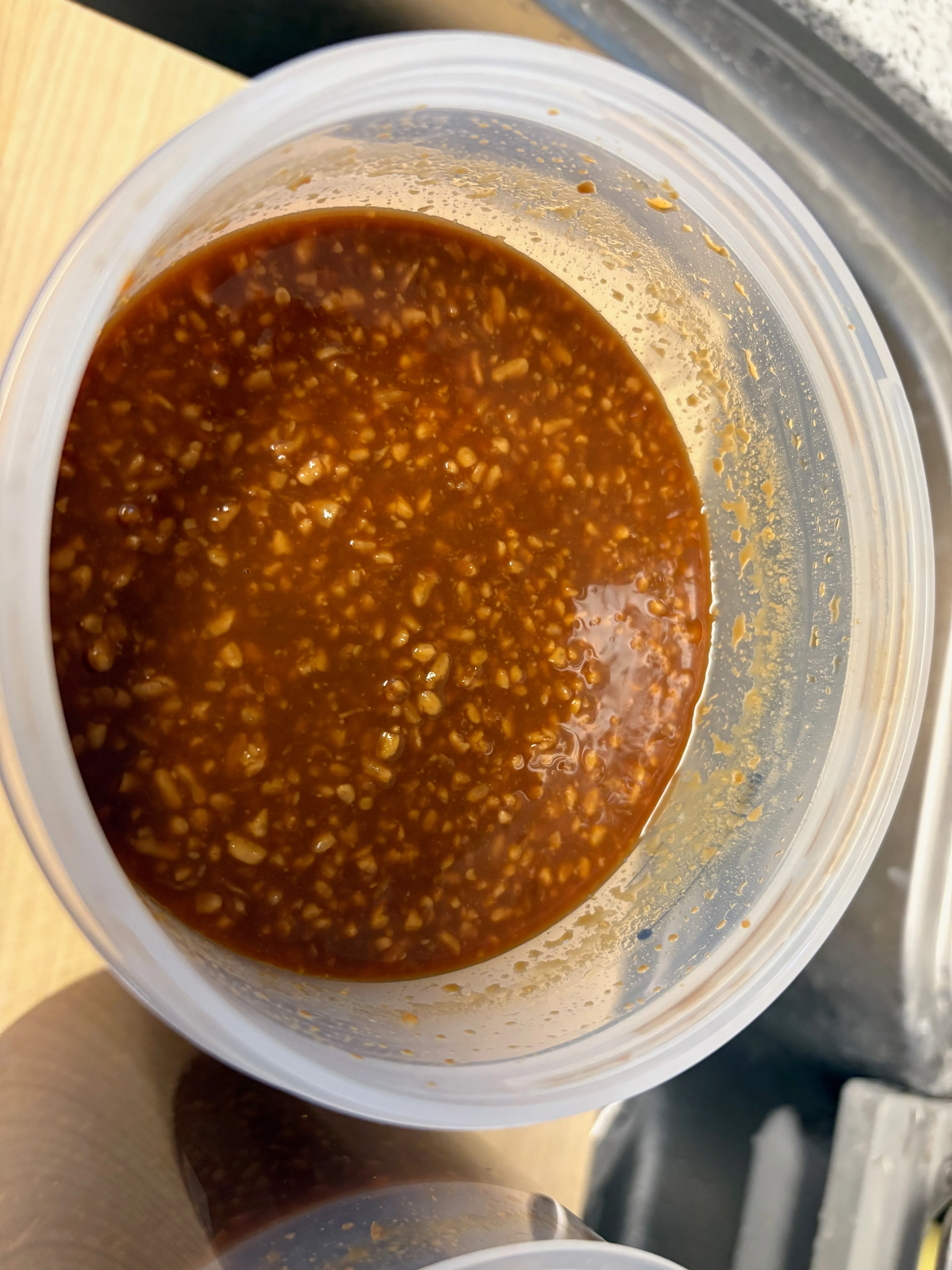 完成した醤油麹。とろりと、つやのある仕上がり。