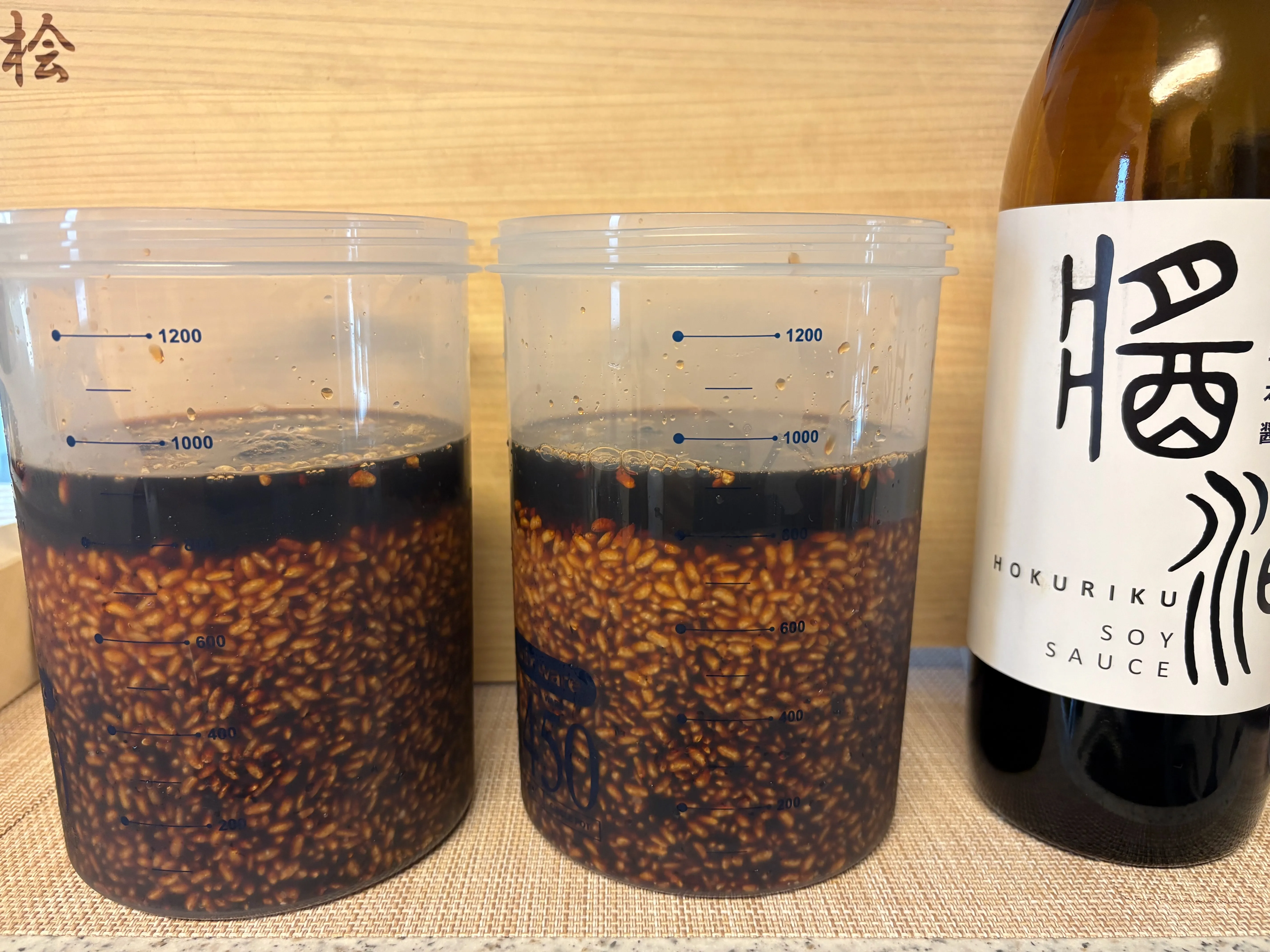 仕込んだばかりの醤油麹。麹に醤油を注いだところ。