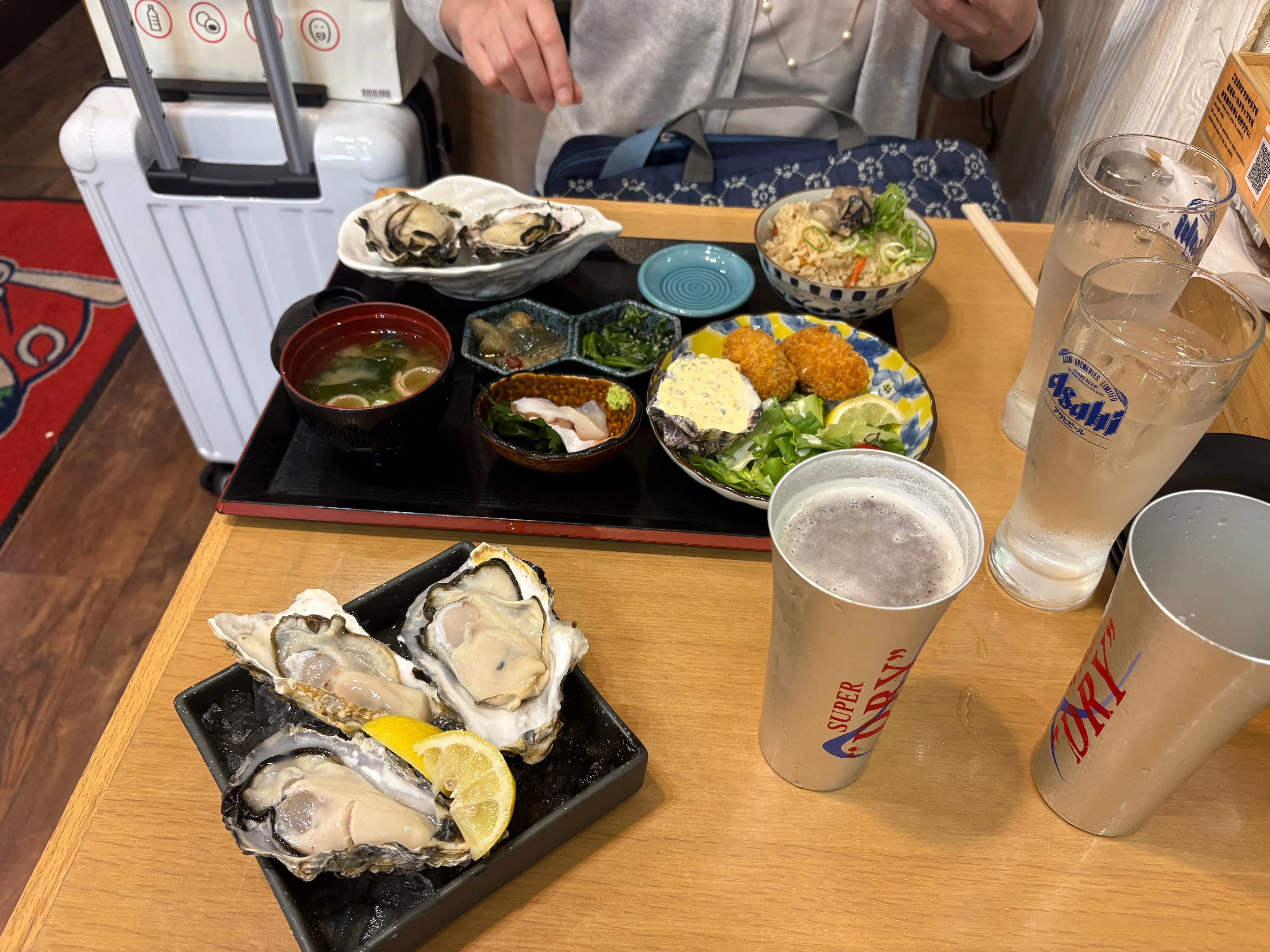 広島牡蠣の昼食。生牡蠣、カキフライ、小鉢の並んだ定食。