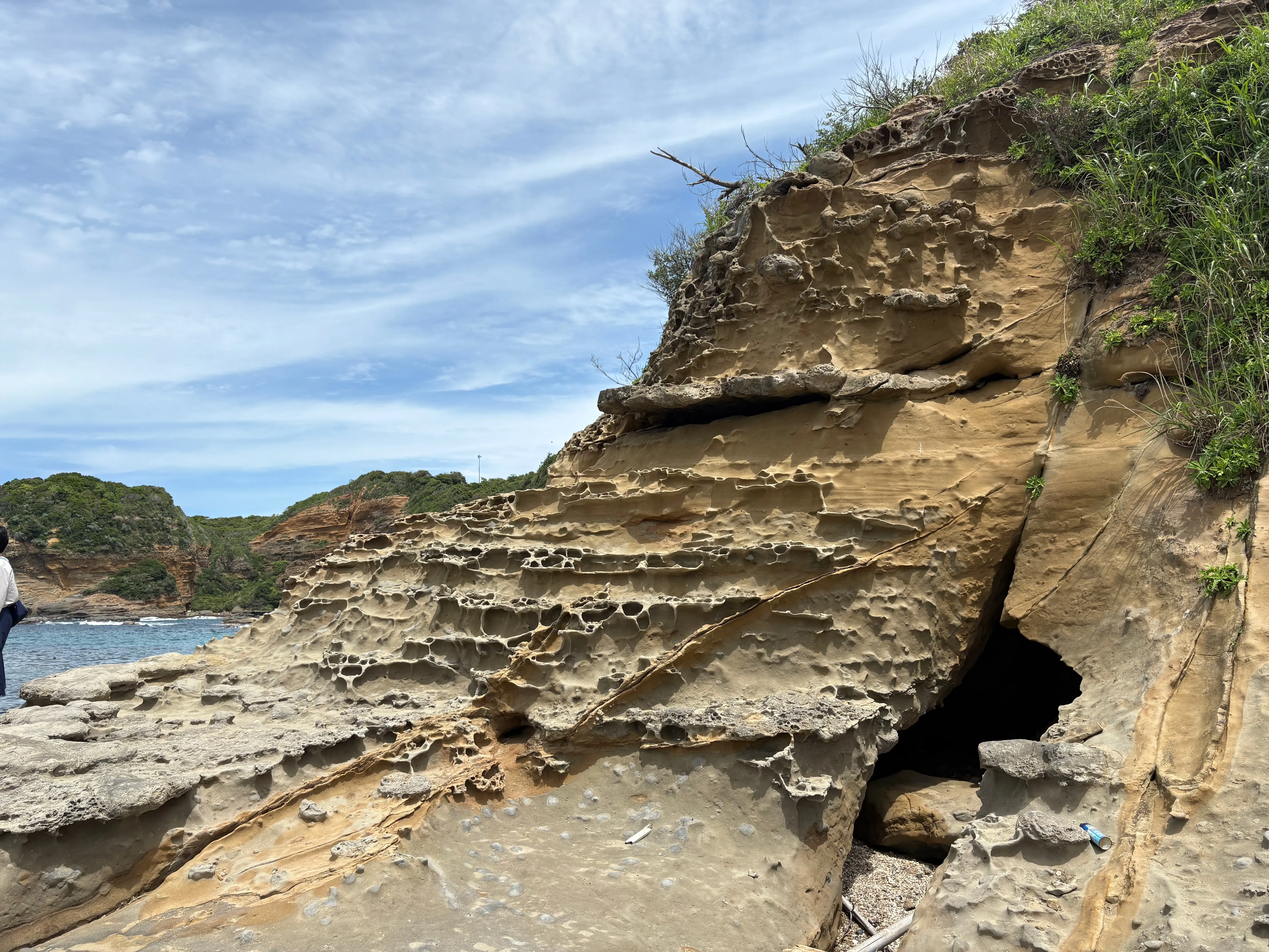 石見畳ヶ浦の地層の岩壁。青空のもと、層が幾重にも重なる。