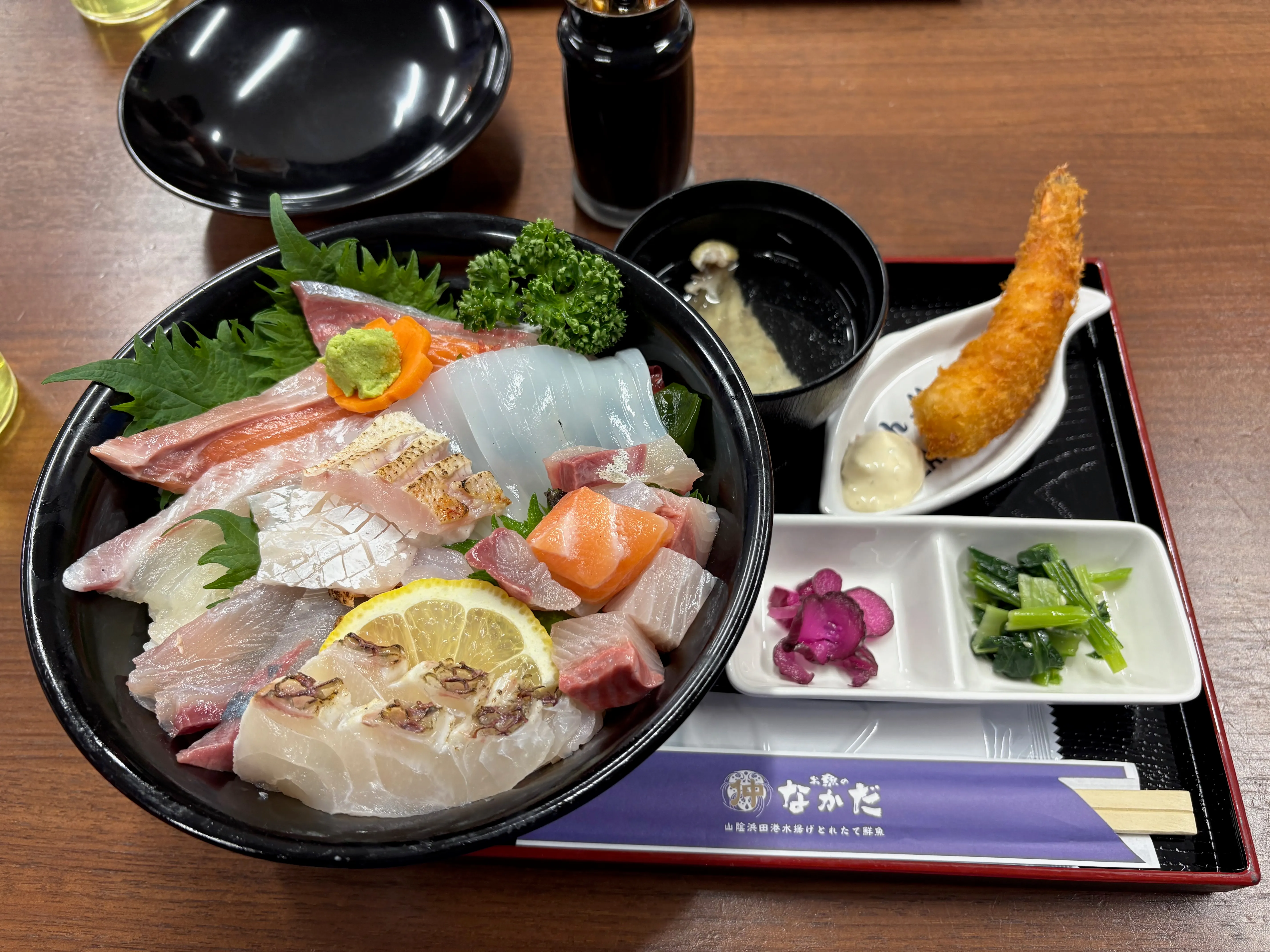 豪華な海鮮丼。色とりどりの刺身がたっぷり盛られている。