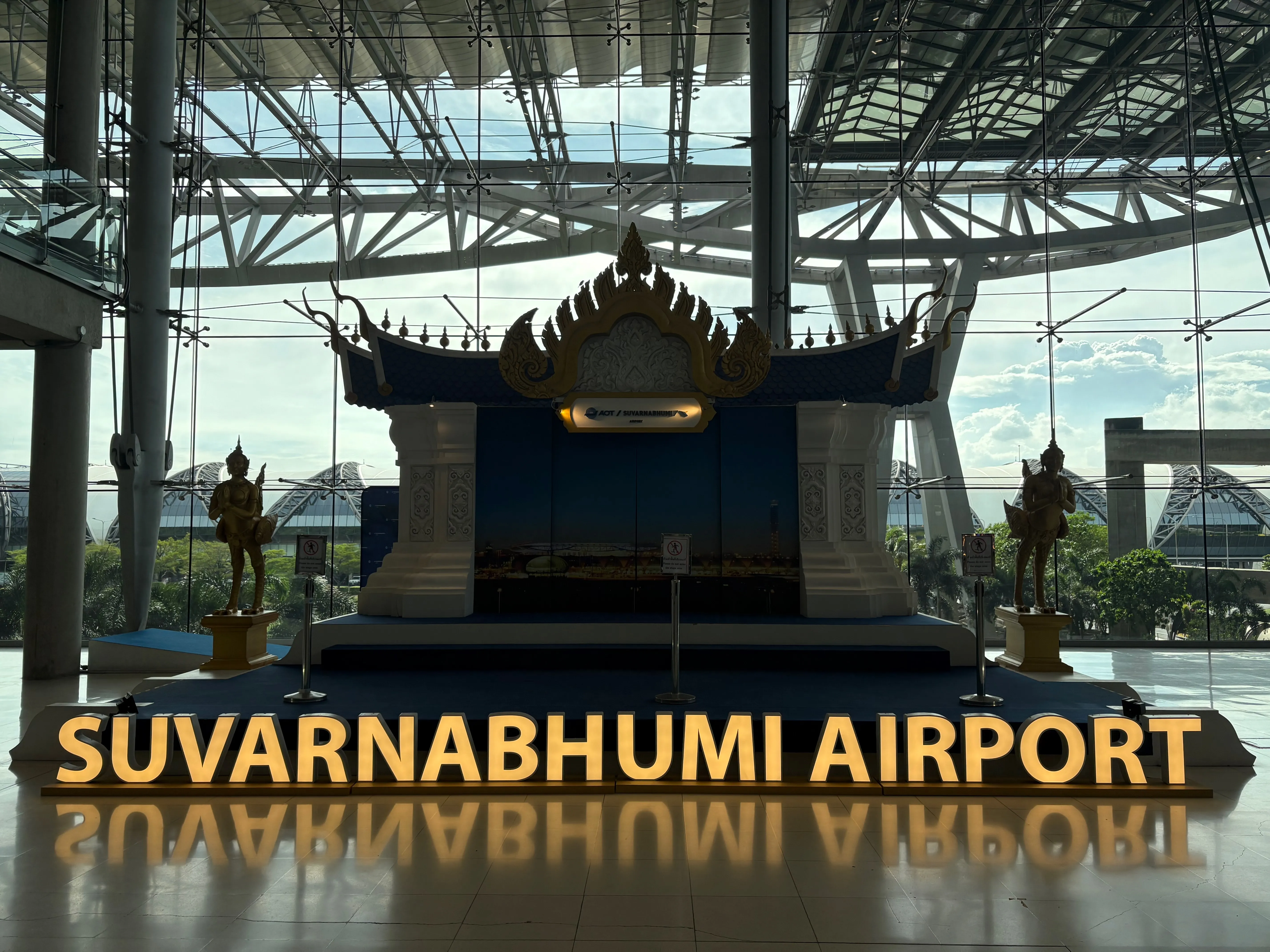 スワンナプーム国際空港。到着ロビーの看板と、初めて踏むタイの地。