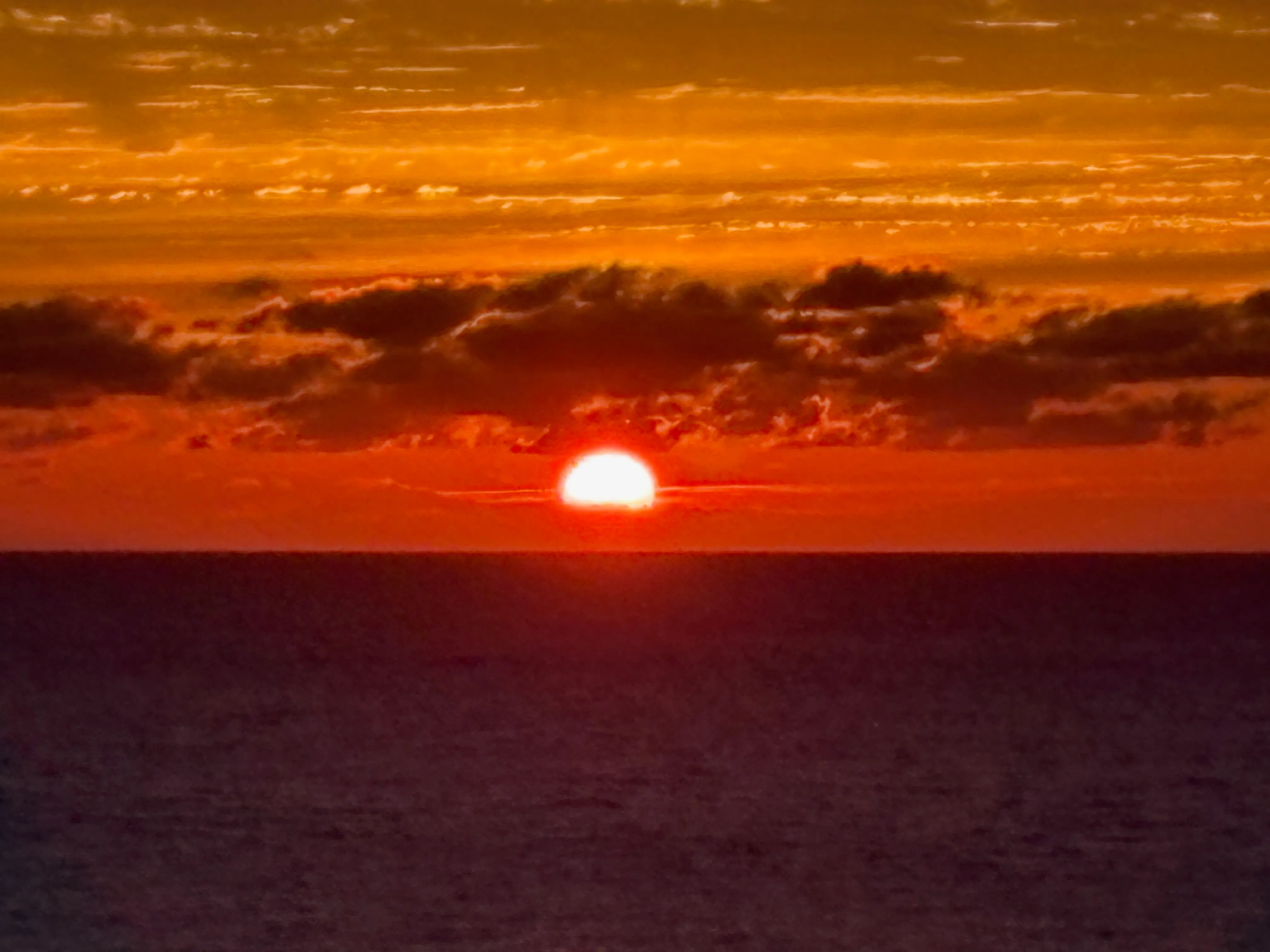 真っ赤な太陽が、まさに海へ沈もうとする瞬間。