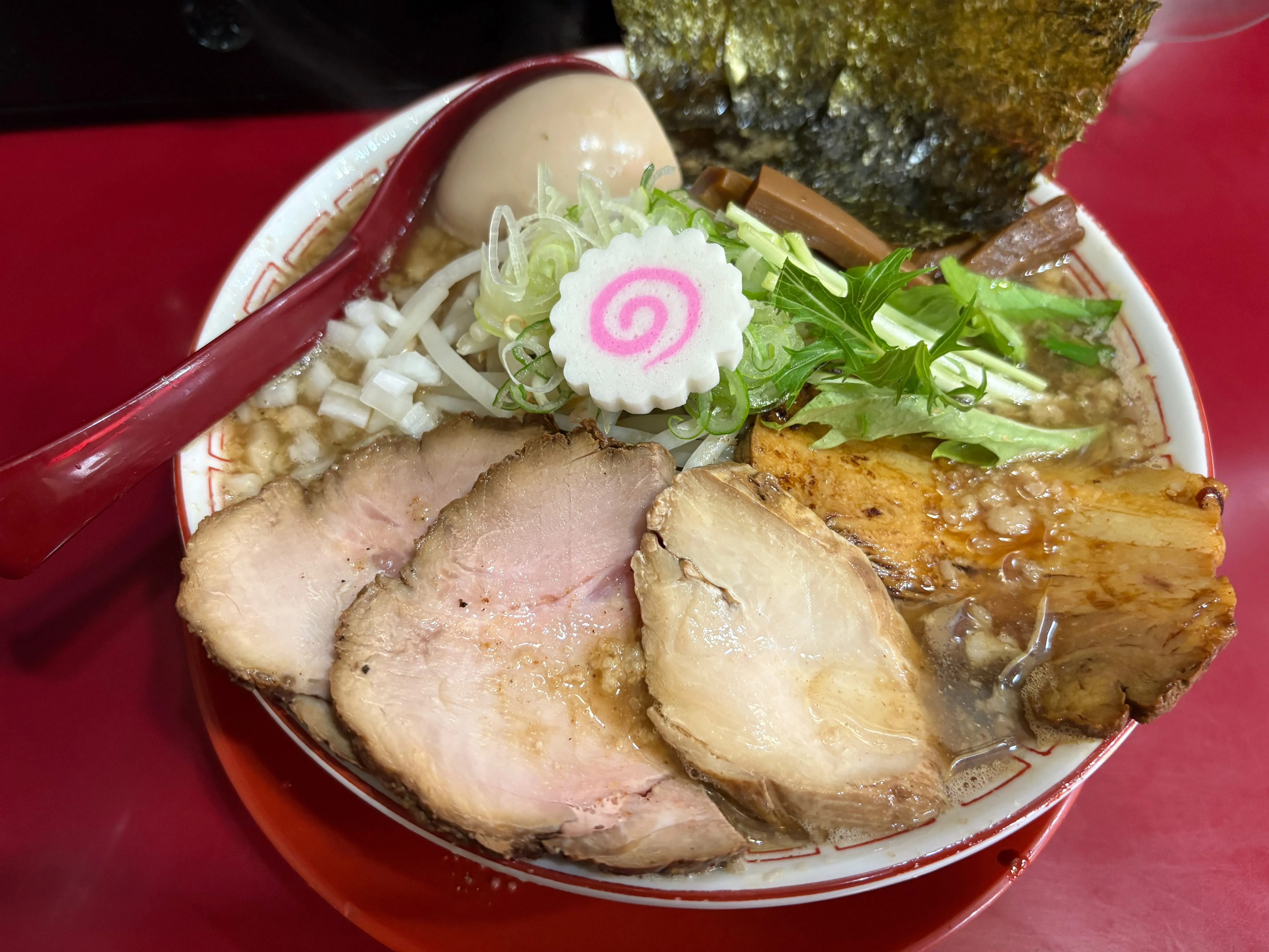 煮干しラーメンの一杯。チャーシュー、煮卵、ネギ、ナルト。